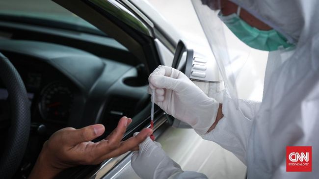Warga ikut rapid test sistem drive thru gratis di Stadion Patriot Candrabhaga, Bekasi, Jawa Barat, Senin, 18 Mei 2020. Pemkot Bekasi menyediakan 50.000 alat rapid test dengan sistem drive thru secara gratis untuk masyarakat mulai 9 Mei hingga 31 Mei 2020. CNNIndonesia/Safir Makki