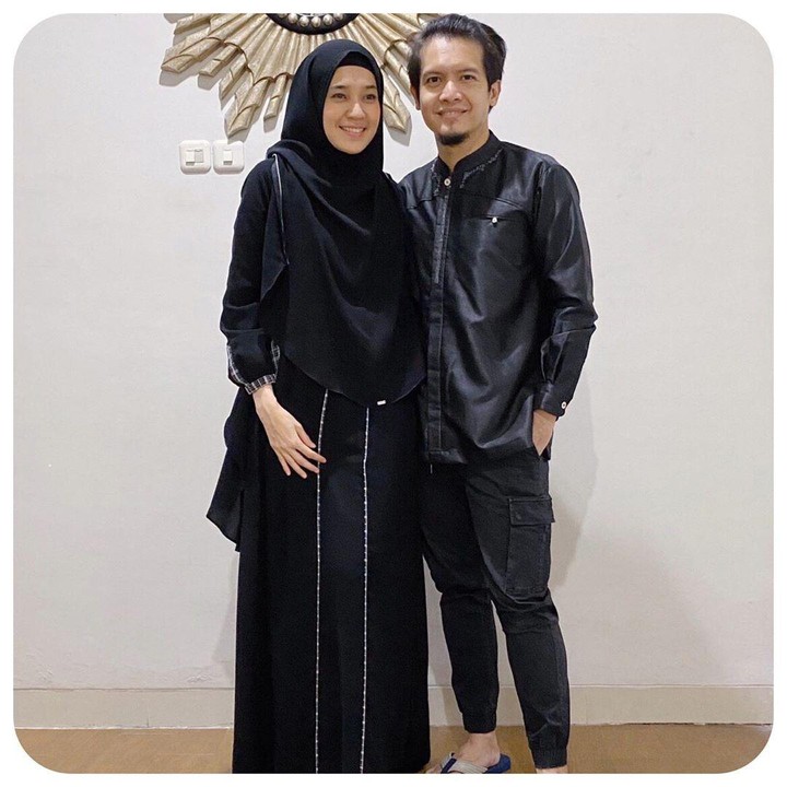 <p>7. Dhini Aminarti dan Dimas Seto<br /><br />Pemilihan warna baju Lebaran tidak mesti warna yang cerah, Bunda. Sebagai contohnya bisa dilihat seperti pakaian yang dikenakan Dhini dan Dimas. Meski warnanya gelap, namun memberikan kesan elegan. (Foto: Instagram @dhiniaminarti)</p>