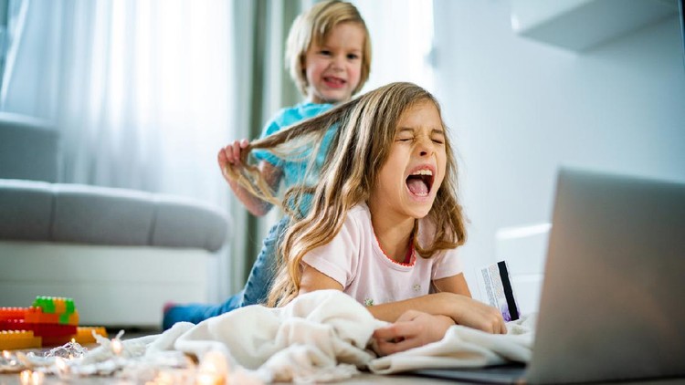 1197507488 Little brother attacks his sister