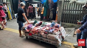 Kucing-kucingan Pedagang di Hiruk Pikuk Pasar Tanah Abang