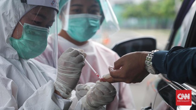 Warga ikut rapid test sistem drive thru gratis di Stadion Patriot Candrabhaga, Bekasi, Jawa Barat, Senin, 18 Mei 2020. Pemkot Bekasi menyediakan 50.000 alat rapid test dengan sistem drive thru secara gratis untuk masyarakat mulai 9 Mei hingga 31 Mei 2020. CNNIndonesia/Safir Makki