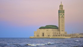 Masjid di Tepi Samudra Atlantik yang Bersinar sampai Mekah