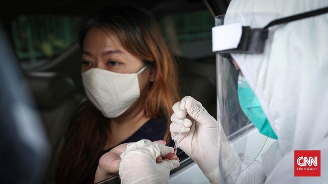 Warga ikut rapid test sistem drive thru gratis di Stadion Patriot Candrabhaga, Bekasi, Jawa Barat, Senin, 18 Mei 2020. Pemkot Bekasi menyediakan 50.000 alat rapid test dengan sistem drive thru secara gratis untuk masyarakat mulai 9 Mei hingga 31 Mei 2020. CNNIndonesia/Safir Makki