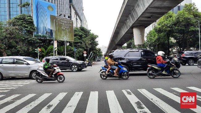 Sejumlah ruas jalan di Jakarta Selatan mulai mulai dipadati kendaraan menyusul rencana pemerintah untuk berdamai dengan Corona.