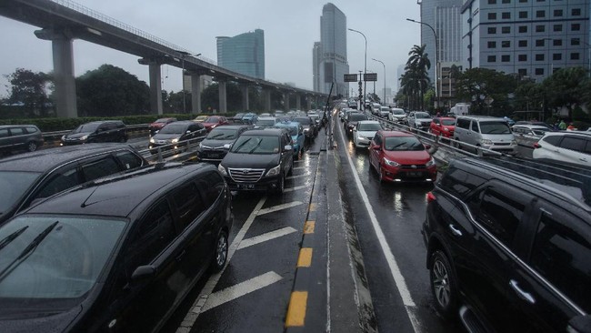 Sejumlah pengendara kendaraan bermotor mengalami kemacetan lalu lintas di Tol Dalam Kota, Kuningan, Jakarta, Senin (18/5/2020). Meski masa pembatasan sosial berskala besar (PSBB) masih berlangsung, kemacetan lalu lintas masih terjadi di Ibukota. ANTARA FOTO/Rifki N/app/pras.