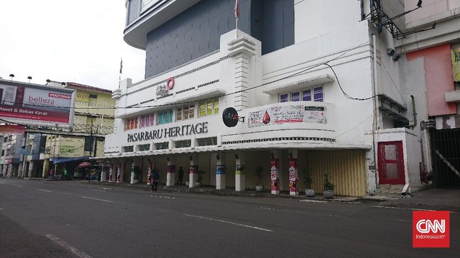 Area Pasar Baru Bandung tutup untuk mencegah penyebaran virus corona, Senin (18/5).
