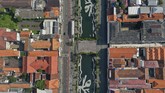 Melihat Jakarta Dari Atas Saat Pandemi Foto udara Kali Besar Kota Tua yang sepi saat diberlakukan PSBB di Jakarta, Sabtu (18/4/2020).