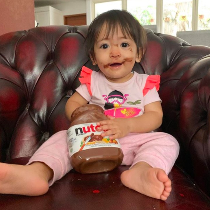 <p>Biarpun imut gini tapi Nilouh jago makan lho, Bunda. Makanan apa pun yang dipegang bundanya pasti Nilouh kepingin juga. (Foto: Instagram @nadiamulya)</p>