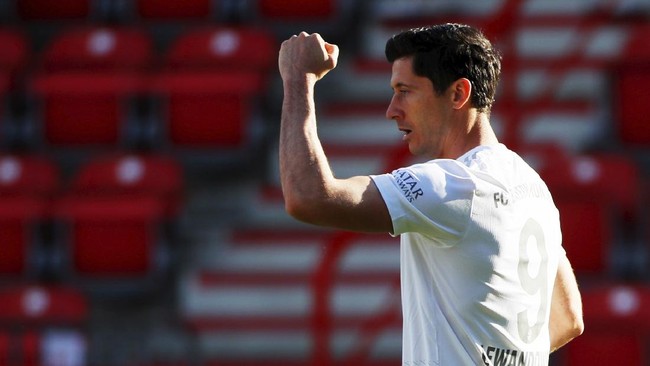 Robert Lewandowski of Munich celebrates his side's opening goal during the German Bundesliga soccer match between Union Berlin and Bayern Munich in Berlin, Germany, Sunday, May 17, 2020. The German Bundesliga becomes the world's first major soccer league to resume after a two-month suspension because of the coronavirus pandemic. (AP Photo/Hannibal Hanschke, Pool)