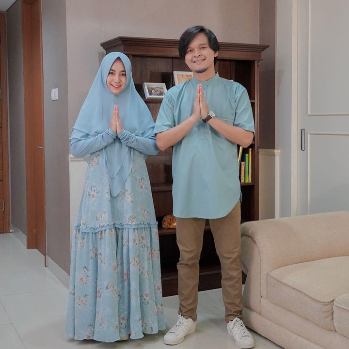 <p>1. Anisa Rahma Adi dan Anandito Dwis<br /><br />Baju Lebaran warna pastel yang dikenakan Anisa dan suami bisa menjadi ide bagus lho Bunda untuk Lebaran. Meski simpel tapi tetap bersahaja untuk Lebaran di rumah aja. (Foto: Instagram @anisarahma_12)</p>