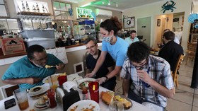 FOTO: Bisnis Restoran AS Terapkan New Normal