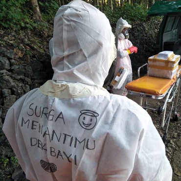 Viral Foto Pemakaman Bayi PDP Virus Corona yang Penuh Haru