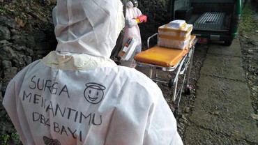 img-title Viral Foto Pemakaman Bayi PDP Virus Corona yang Penuh Haru