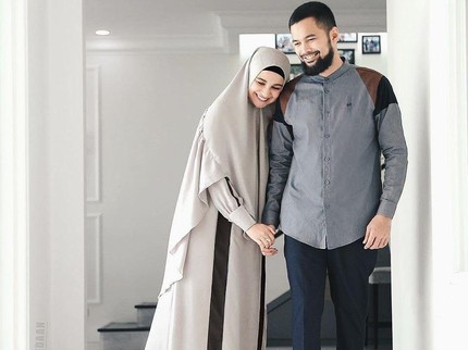 7 Foto Inspirasi Outfit Couple untuk Lebaran Ala Artis