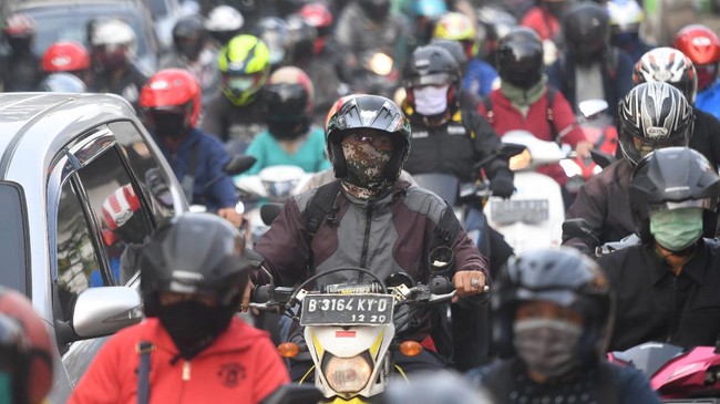 Kemacetan parah membuat kendaraan tidak dapat bergerak berjam jam. Bahkan pada Senin (24/4) dari pagi kemacetan terjadi hingga sejauh 30 km.