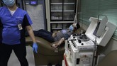 Dilema Dokter Positif Covid-19 di Filipina In this May 7, 2020, photo, anesthesiologist Manuel Sotelo III donates plasma so his antibodies can be transferred to help a COVID-19 patient at the Cardinal Santos Medical Center at San Juan in Manila, Philippines. Sotelo was tested positive for the COVID-19 and has now recovered. Like many health workers, Sotelo now lives alone while his family stays on the other side of town for fear that he might bring home the virus as he goes back to the hospital to take care of patients. (AP Photo/Aaron Favila)