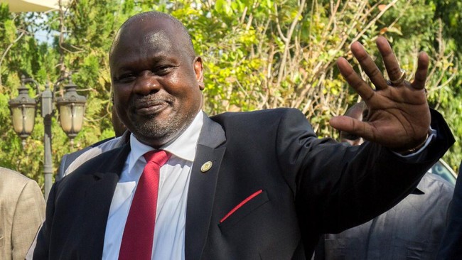 South sudan's ex-vice president and former rebel leader Riek Machar gestures as he arrives for a meeting with South Sudan's President Salva Kiir at the presidential office in Juba on October 19, 2019. - The 2018 peace agreement that has been delayed by disputes sets November 2019 as the deadline to form a power-sharing government in South Sudan. (Photo by Akuot Chol / AFP)