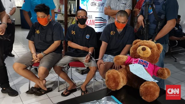 Ketiga tersangka jaringan narkoba gunakan boneka untuk kirim narkoba