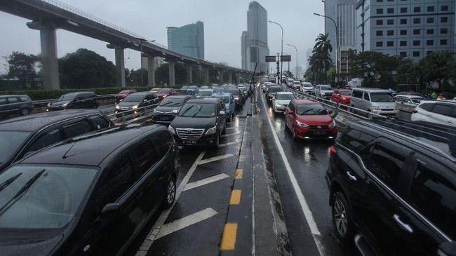 Arus lalu lintas di Tol Layang Mohammed Bin Zayed macet. Tol MBZ pun ditutup sementara untuk mengurangi kepadatan kendaraan.
