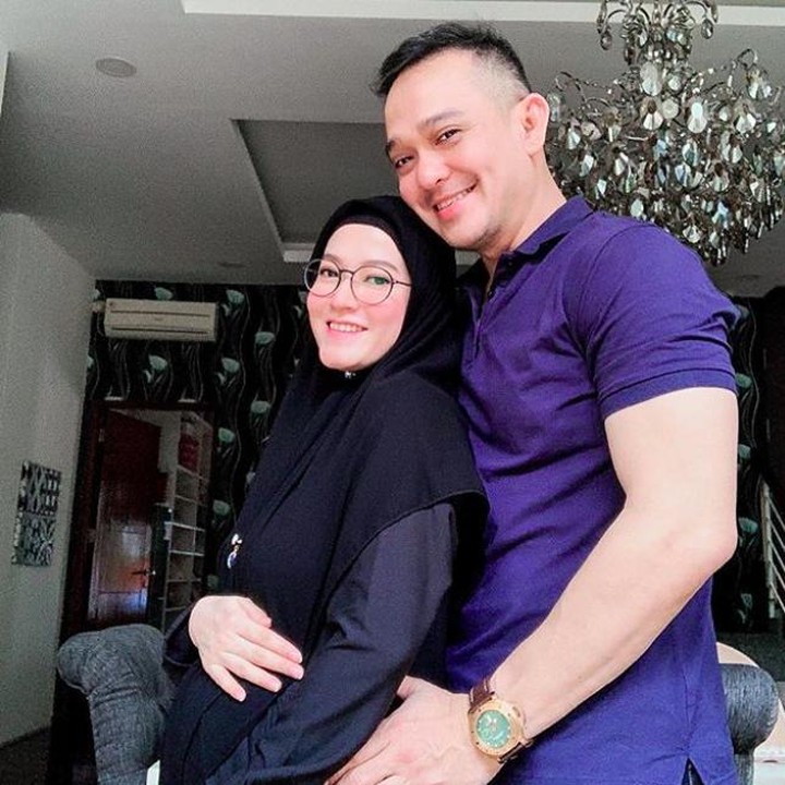 <p>Aktris Lyra Virna juga sedang menanti kelahiran anaknya bersama Muhammad Fadhlan. Lyra diketahui sudah memasuki usia kehamilan 25 minggu. (Foto: Instagram @fadlanmuhammad)</p>