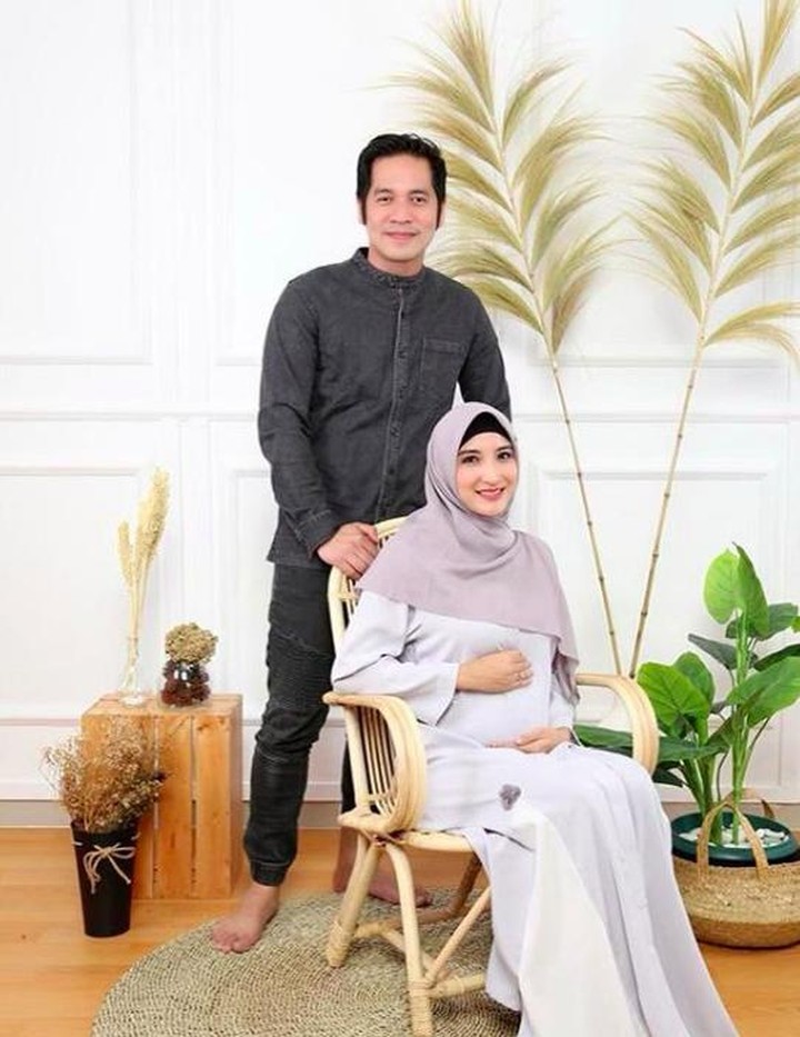 5 Foto Kehamilan Artis Indonesia & Suami, Mona Ratuliu