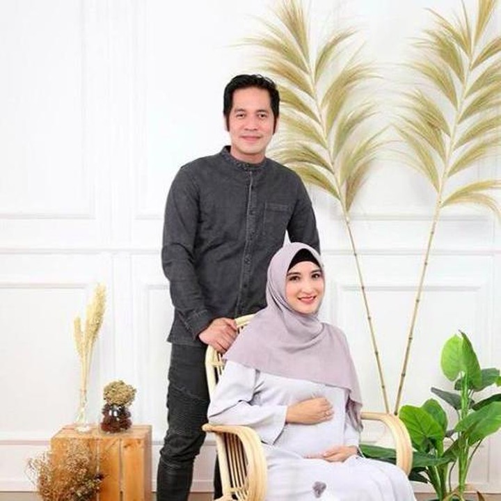 <p>Chaca Thakya juga sedang menanti buah hatinya bersama sang suami, Ricky Perdana. Makin besar kehamilannya, makin glowing ya, Bunda? (Foto: Instagram @chacathakya15)</p>