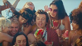 Kisah Orgasme Perempuan Terselip di Lagu Harry Styles
