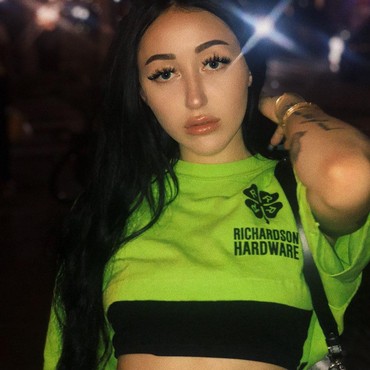Rilis Album Baru, Noah Cyrus Curhat soal Keluarga hingga Gaya Fashion