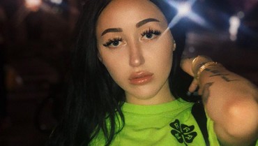 img-title Rilis Album Baru, Noah Cyrus Curhat soal Keluarga hingga Gaya Fashion