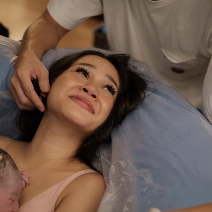 <p>Sang putra diberi nama Tarisma Jingga, lahir dengan berat 3,7 kg dan panjang 51 cm, melalui persalinan water birth. (Foto: Instagram @andienaisyah)</p>