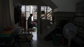 Dilema Dokter Positif Covid-19 di Filipina In this May 9, 202, photo, anesthesiologist Manuel Sotelo III goes out to check his laundry as he lives alone at San Juan in Manila, Philippines. Sotelo was tested positive for the COVID-19 disease last month and is now cleared of the virus. Like many health workers, he now lives away from family for fear that he might bring home the virus as he goes back to the frontlines to take care of COVID-19 patients. (AP Photo/Aaron Favila)