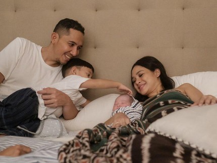 7 Momen Haru Andien Melahirkan Anak Kedua dengan Metode Water Birth