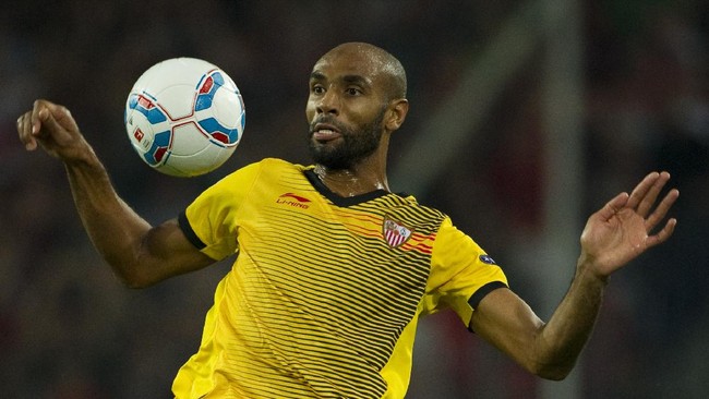 Sevilla FC's Malian striker FrÈdÈric KanoutÈ controls the ball during the UEFA Europa League play off match Hanover 96 (Germany) vs FC Sevilla (Spain) in the northern German city of Hanover on August 18, 2011. Hanover won the match 2-1.  AFP PHOTO / JOHN MACDOUGALL (Photo by JOHN MACDOUGALL / AFP)