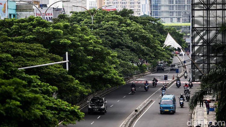 Kendaraan bermotor meilntasi jalan Margonda Raya ditengah pemberlakuan PSBB di Kota Depok, Jawa Barat, Selasa (19/5/2020). Grandyos Zafna/detikcom