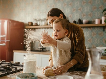 Ajak Anak Balita Bikin Kue Lebaran, Ya atau Tidak?