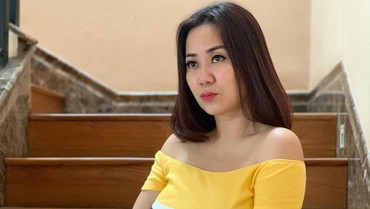 img-title Netizen Minta Hotman Paris Jadikan Tante Ernie Asisten Pribadi