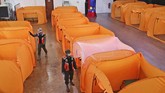 Bilik Isolasi Mandiri Untuk ODP Security guards wearing protective masks inspect isolation tents that will serve as a quarantine facility for people showing symptoms of the COVID-19 at an indoor stadium prepared to become an emergency hospital amid the new coronavirus outbreak in Jakarta, Indonesia, Monday, May 18, 2020. (AP Photo/Tatan Syuflana)