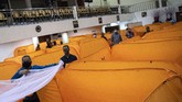 Bilik Isolasi Mandiri Untuk ODP Gubernur DKI Jakarta Anies Baswedan (kedua kiri) didampingi Wali Kota Jakarta Pusat Bayu Meghantara (kiri) meninjau kesiapan lokasi isolasi sementara penangangan COVID-19 di Gedung Balai Latihan Kesenian Tanah Abang, Jakarta Pusat, Minggu (17/5/2020). Gedung tersebut akan digunakan sebagai tempat isolasi sementara bagi warga yang hasil tes cepatnya (rapid test) reaktif. ANTARA FOTO/Sigid Kurniawan/aww.