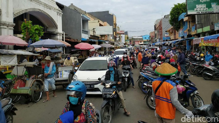 Banyak pelanggaran PSBB di pasar Cirebon, petugas siaga dan bagikan masker