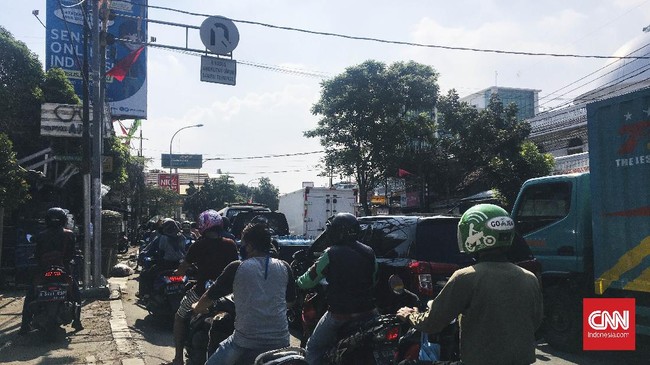 Sebanyak dua pusat perbelanjaan yang saling berhadapan, Plaza Baru Ciledug dan CBD Ciledug, telah buka kembali di tengah penerapan kebijakan Pembatasan Sosial Berskala Besar (PSBB) di Kota Tangerang, Banten. Pembukaan kembali dua pusat perbelanjaan ini jelang hari raya Idul Fitri 1441 Hijriah terlihat disambut oleh warga sekitar. Jumlah pengunjung di Plaza Baru Ciledug dan CBD Ciledug terpantau membludak pada Selasa (19/5) pukul 14.00 WIB. (CNN Indonesia / Martahan Sohuturon)
