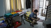 Dilema Dokter Positif Covid-19 di Filipina In this May 9, 2020, photo, anesthesiologist Manuel Sotelo III tries to call his daughter while living alone at their house at San Juan in Manila, Philippines. Sotelo was tested positive for the COVID-19 disease last month and is now cleared of the virus. Like many health workers, he now lives away from family for fear that he might bring home the virus as he goes back to the frontlines to take care of COVID-19 patients. (AP Photo/Aaron Favila)
