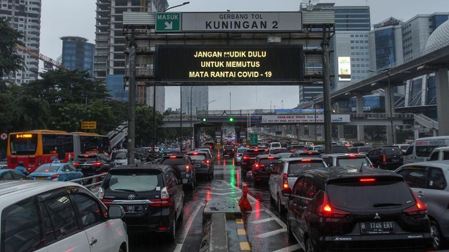 Sejumlah pengendara kendaraan bermotor mengalami kemacetan lalu lintas di Tol Dalam Kota, Kuningan, Jakarta, Senin (18/5/2020). Meski masa pembatasan sosial berskala besar (PSBB) masih berlangsung, kemacetan lalu lintas masih terjadi di Ibukota. ANTARA FOTO/Rifki N/app/pras.