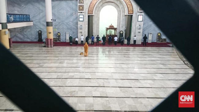Suasana sepi Masjid Raya Bandung, Jawa Barat di tengah pandemi virus corona pada Sabtu (16/5)