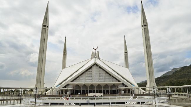 Islamabad, Pakistan – March 14, 2013: View of Faisal Mosque in Islamabad, the capital of Pakistan, under cloudy sky.