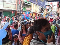 Pandemi Corona, Ribuan Warga Garut Malah Berdesakan Berburu Baju Lebaran