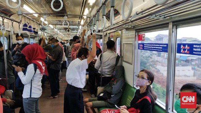 Suasana di dalam KRL rute Bogor-Jakarta Kota, Senin (18/5) pagi