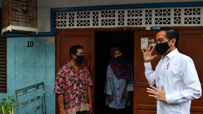 Presiden Joko Widodo (kanan) berbincang dengan warga saat meninjau proses distribusi sembako tahap ketiga bagi masyarakat kurang mampu dan terdampak COVID-19 di kawasan Johar Baru, Jakarta Pusat, Senin (18/5/2020). ANTARA FOTO/Sigid Kurniawan/wsj.