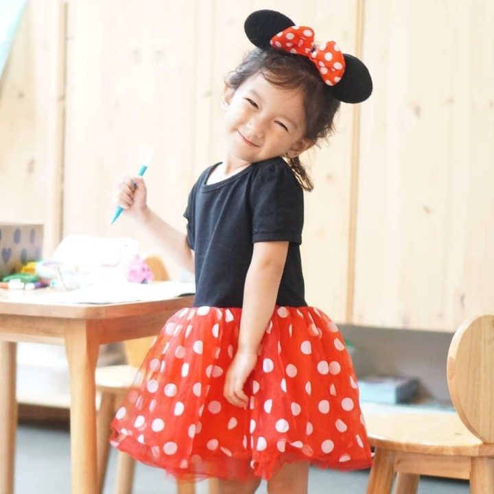 <p>Atiqah juga mendandani Sal dengan kostum tokoh Disney Minnie Mouse. Sal terlihat lucu ya, Bunda? (Foto: Instagram @atiqahhasiholan)</p>
