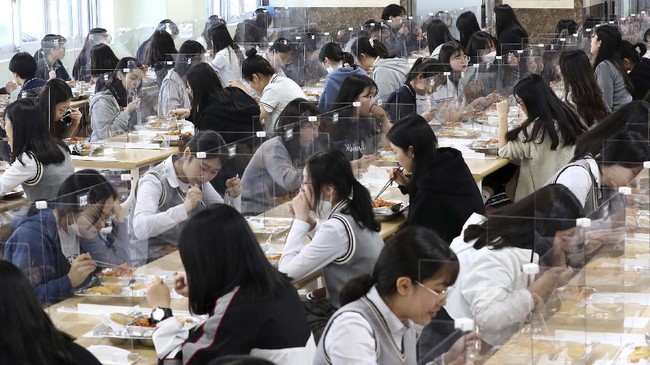 Sejumlah negara telah lebih dulu membuka sekolah tatap muka di tengah pandemi virus corona yang masih melanda.