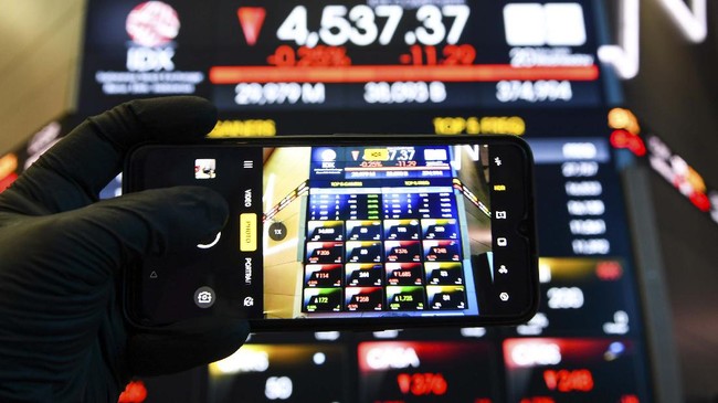 IHSG ditutup anjlok 1,37 persen ke level 5.105 pada perdagangan Kamis (15/10).